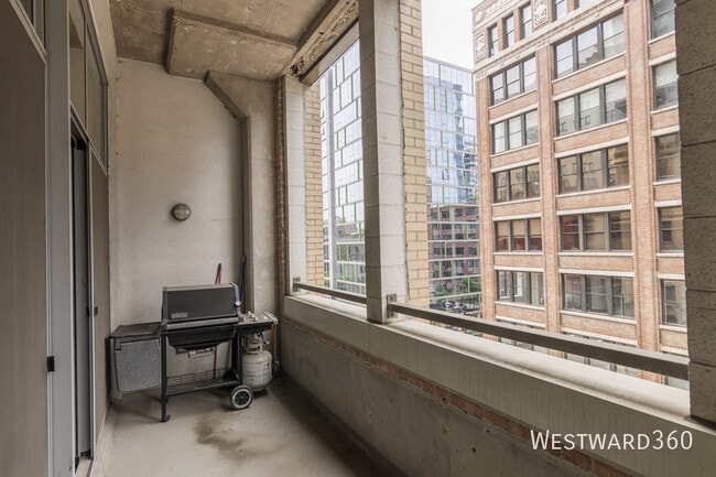 Building Photo - 565 W Quincy-510