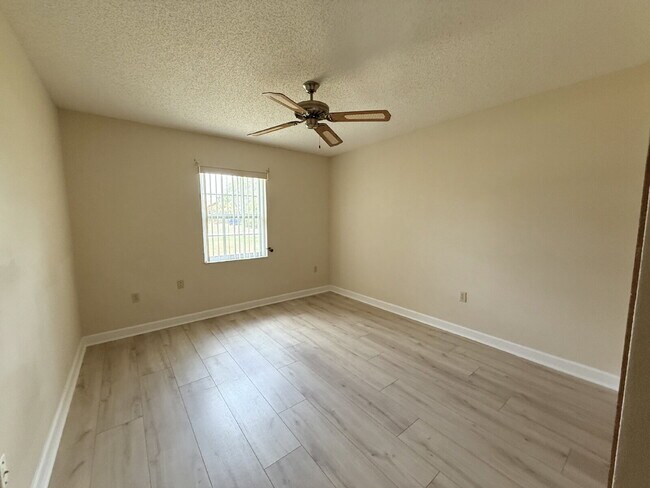 Building Photo - "Charming 3-Bed, 2-Bath Oasis in Spring Hi...