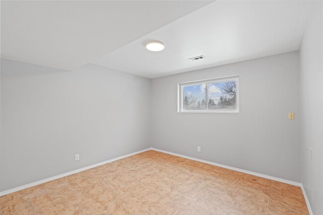 Building Photo - 4-Bedroom Retreat in Medical Lake - 2 Baths & 2,454 Sq/Ft Half Month Rent Free!