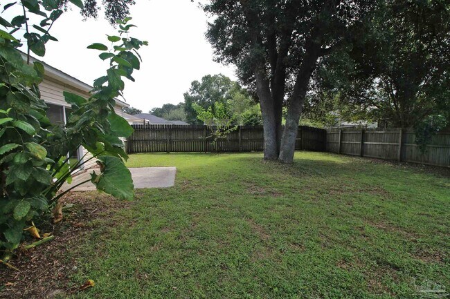 Building Photo - 609 Saleta St
