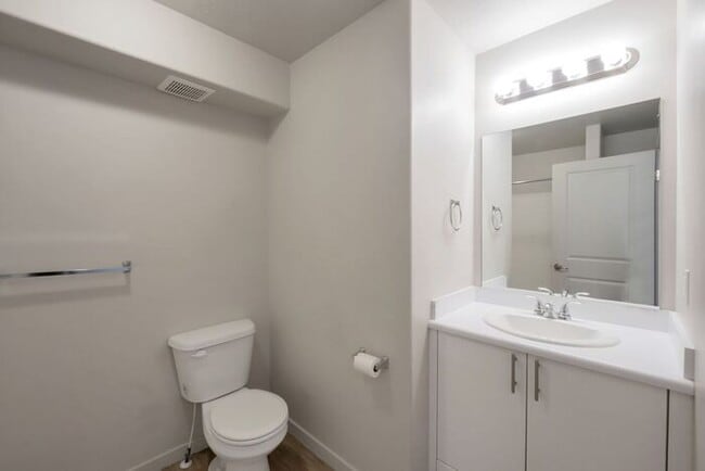 Building Photo - Beautiful Modern Orem Condo w free interne...