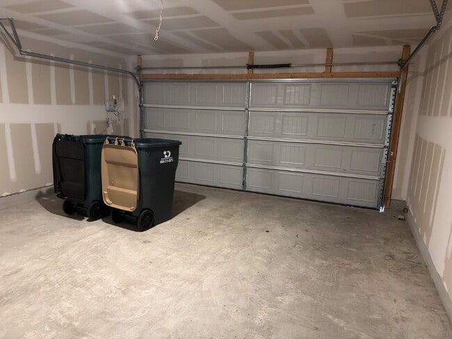 Building Photo - Three bed two bath two car garage in Sunset Oaks community.
