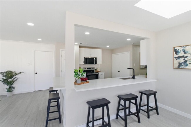 Building Photo - "Spacious 3-Bed, 2-Bath Gem with 2,155 Sq. Ft. on University Drive in Arlington, TX!"