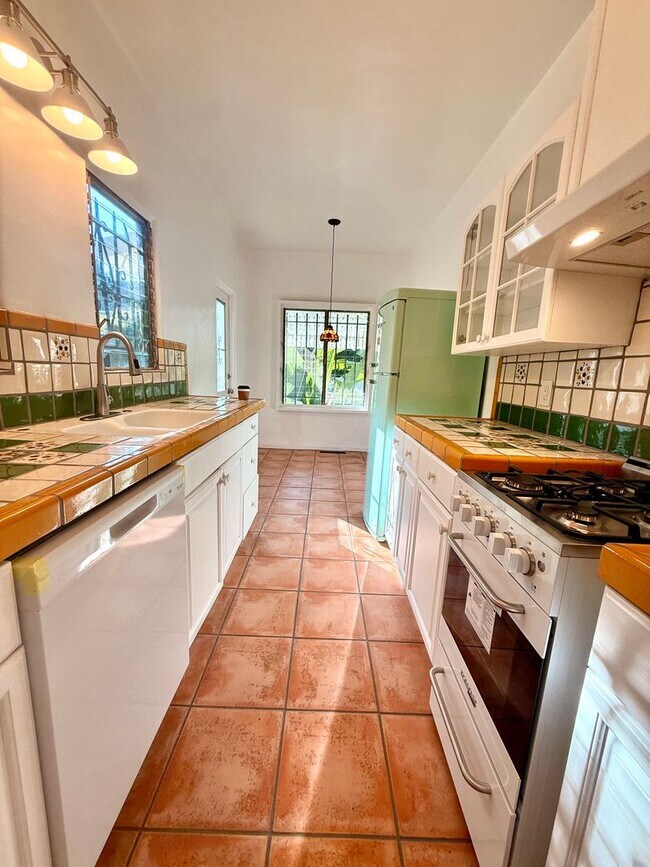 Building Photo - 2166 Beachwood Terrace