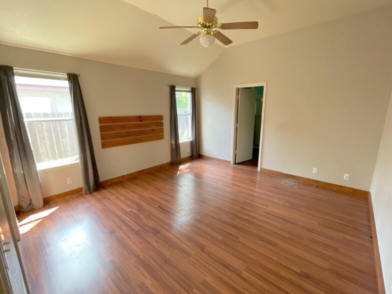 Building Photo - 218 Sunshadow Dr