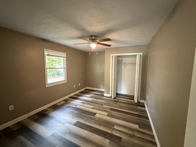 Building Photo - 18 Oakwood Ave