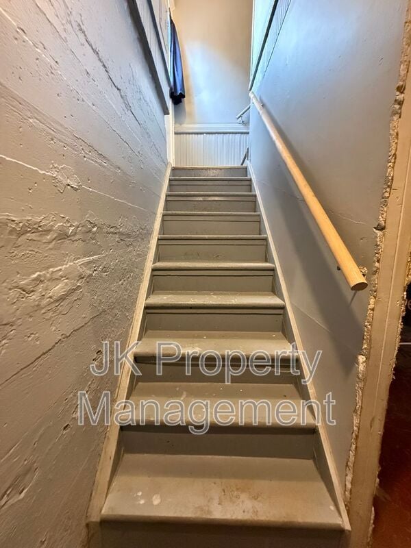 Building Photo - 609 6th Ave N