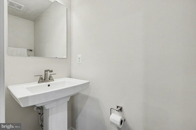 Building Photo - 17414 Southern Shrs Dr