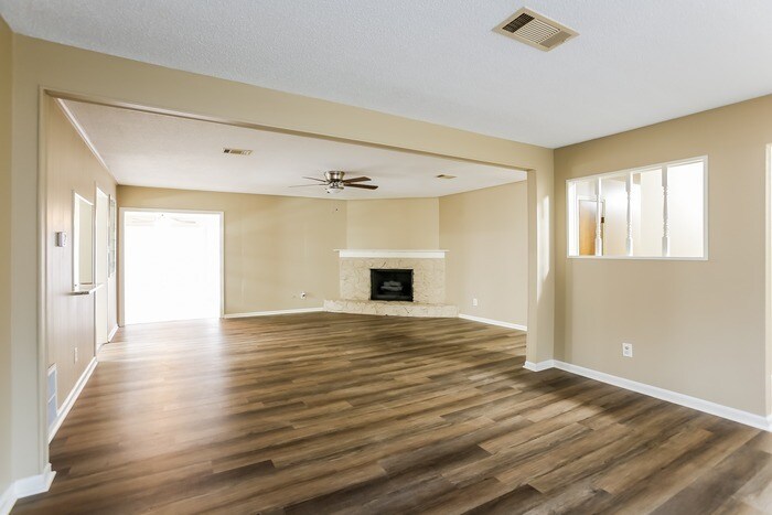 Building Photo - 20 Single Oaks Dr