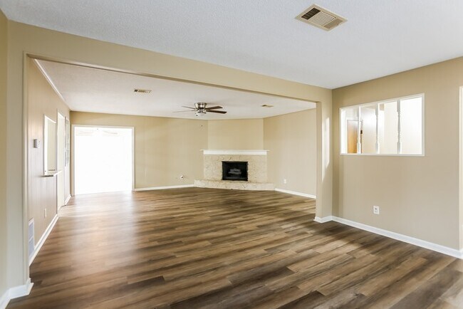 Building Photo - Charming Sherwood Home