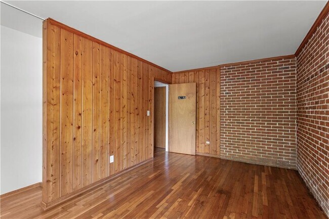 Building Photo - 2866 Highland Dr SE