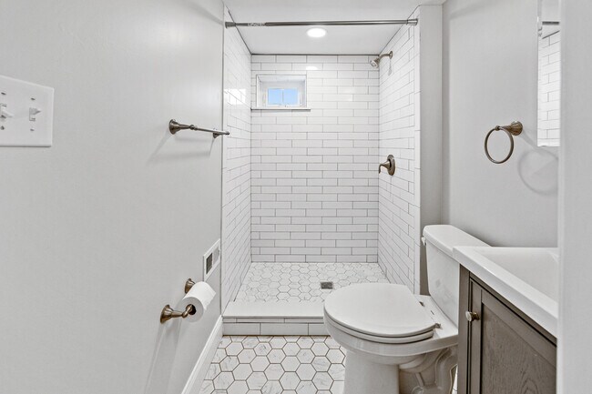 Building Photo - 733 E Elm St