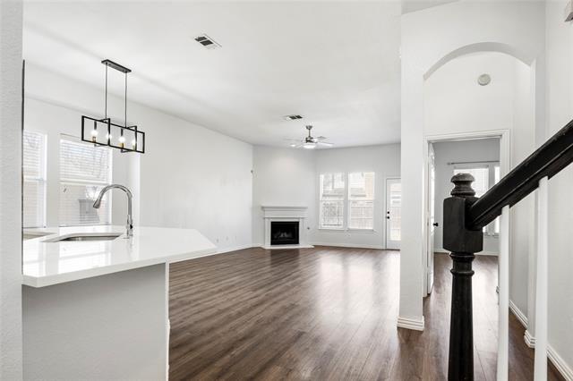 Building Photo - 2000 Webb Dr