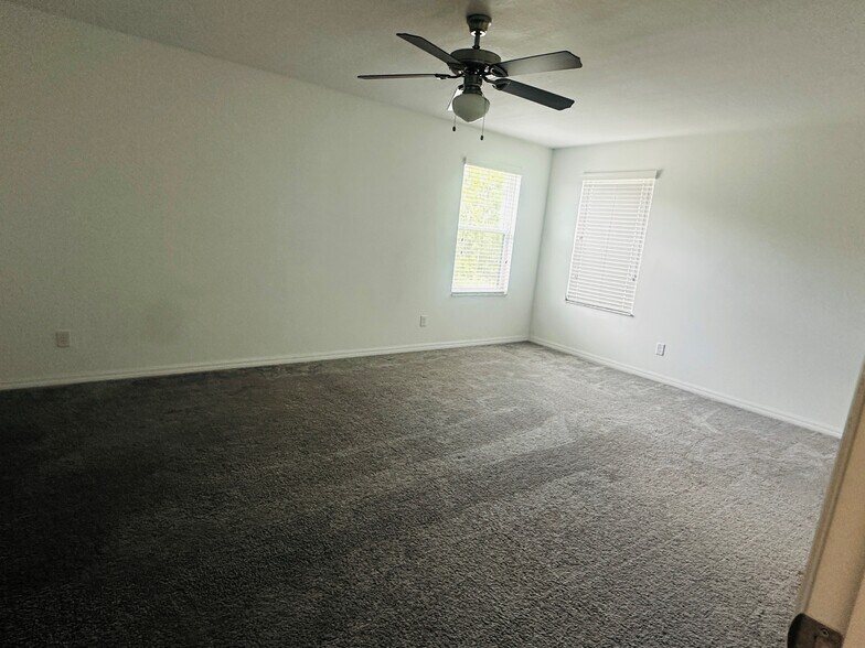 Building Photo - 10749 Pleasant Knoll Dr