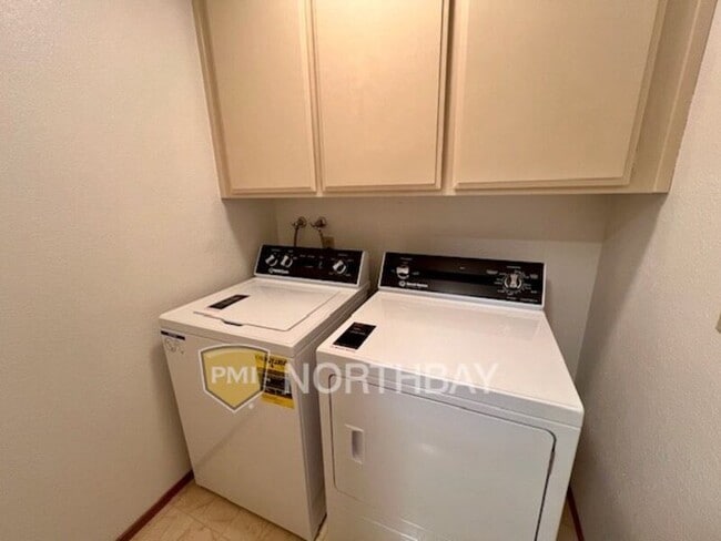 Building Photo - 3552 Larchmont Ct