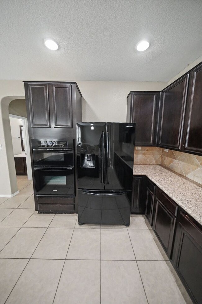 Building Photo - Spacious Live Oak Home Backing to a Greenbelt - Realtor Commission: $500