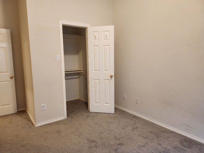 Building Photo - 3606 Chesapeake Ct