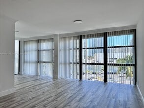 Building Photo - 800 Parkview Dr