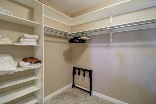 Building Photo - 45+ Active Adult Resort Community Updated Golf Course Property Available APRIL 2026 through Decem...