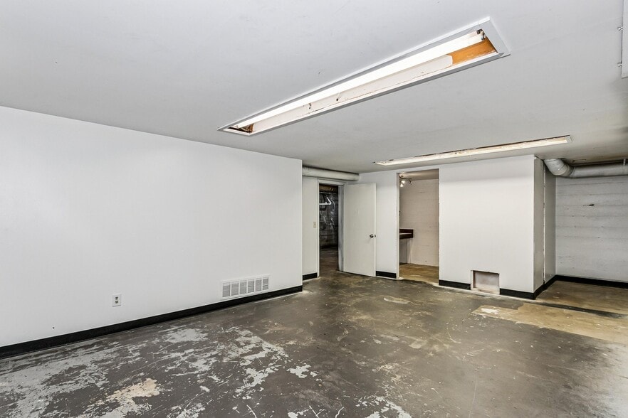 Building Photo - 633 N Clayton Ave