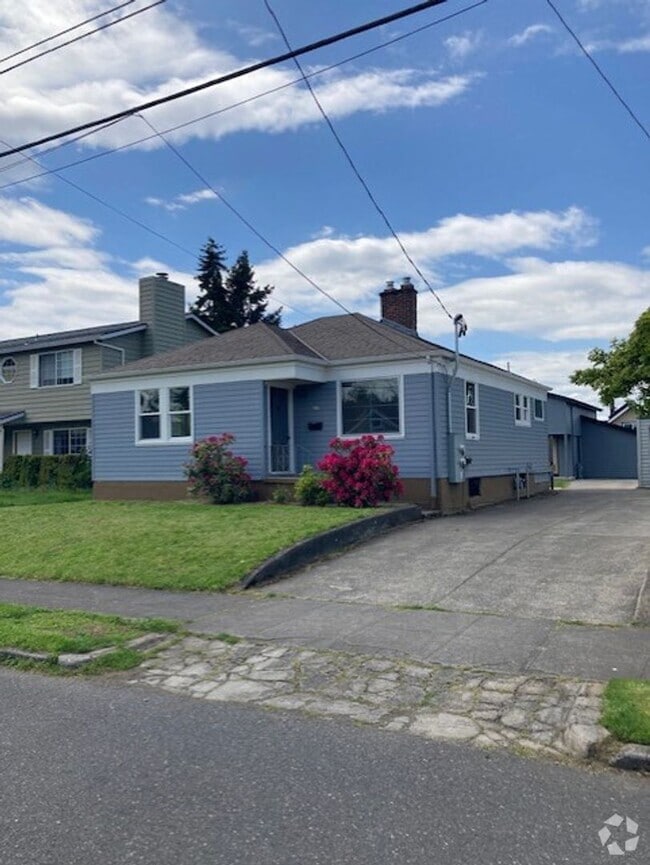 Building Photo - Updated North Tabor 2 Bedroom, 1 Bathroom ...