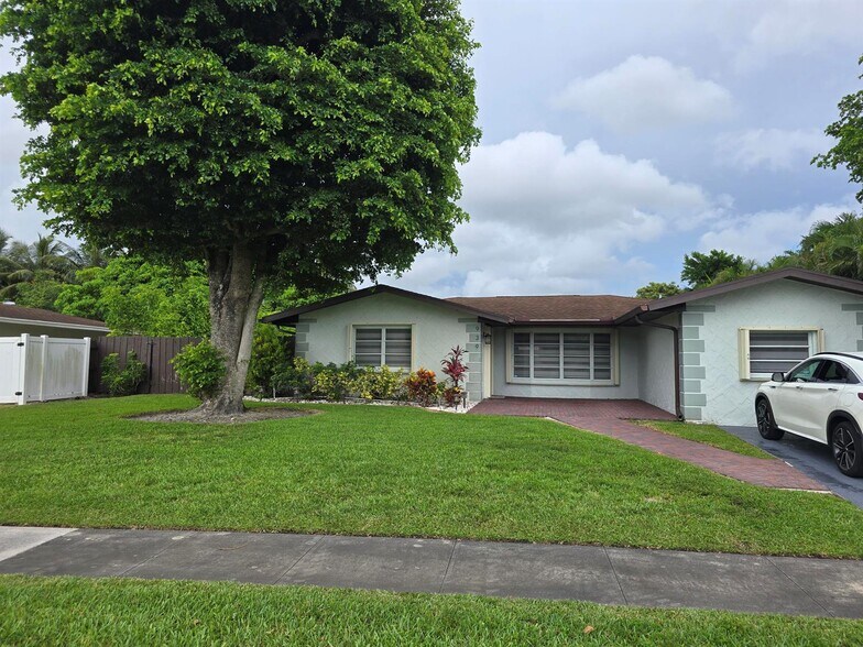 Building Photo - 939 Hibiscus Dr