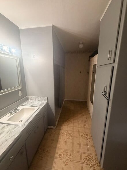 Building Photo - 9615 Walnut