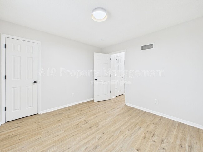 Building Photo - 100 S Oxford Ave