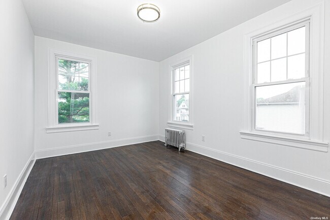 Building Photo - 209 Smith St