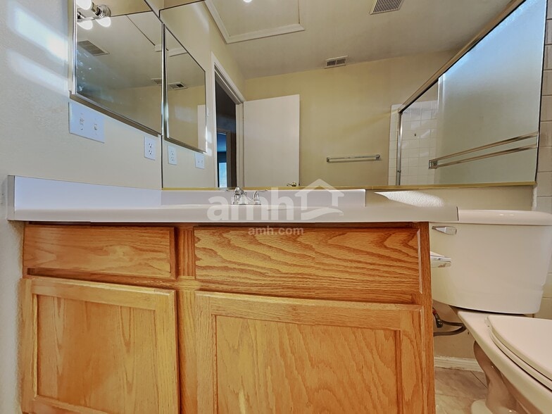 Building Photo - 909 Hornbeak Ct