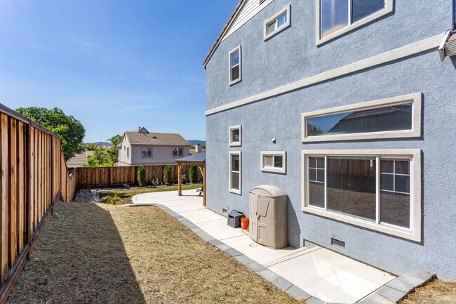 Building Photo - Gorgeous 4 Bedroom with SOLAR in Shadow Lakes!