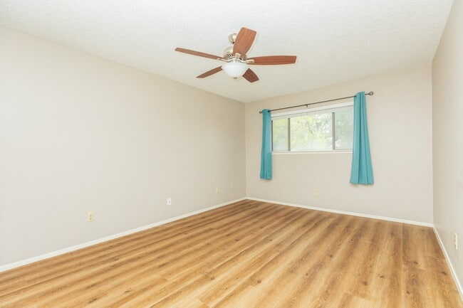 Building Photo - 7128 N Holiday Dr