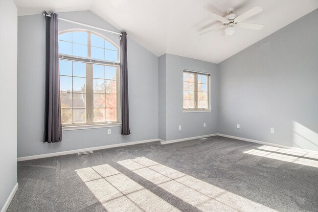 Building Photo - 5974 Versailles Ave E