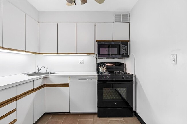 Building Photo - 2000 Linwood Ave