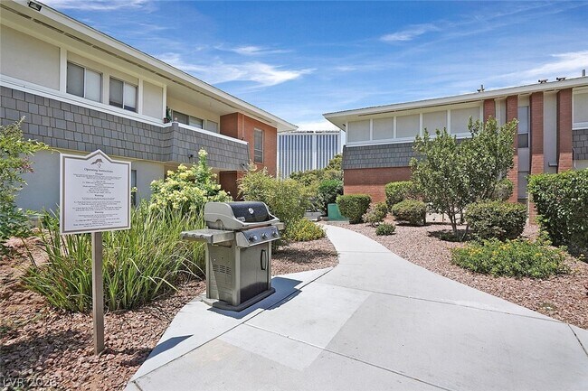 Building Photo - 668 Oakmont Ave