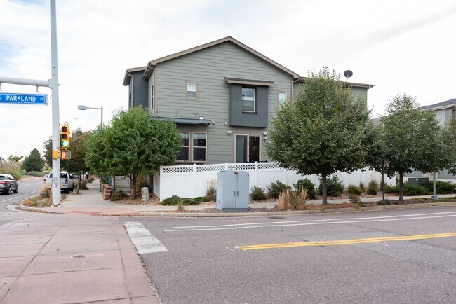 Building Photo - Beautiful 3 bed Uptown Broomfield Townhome...