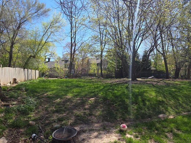 Building Photo - Updated Tosa 2 bedroom townhouse