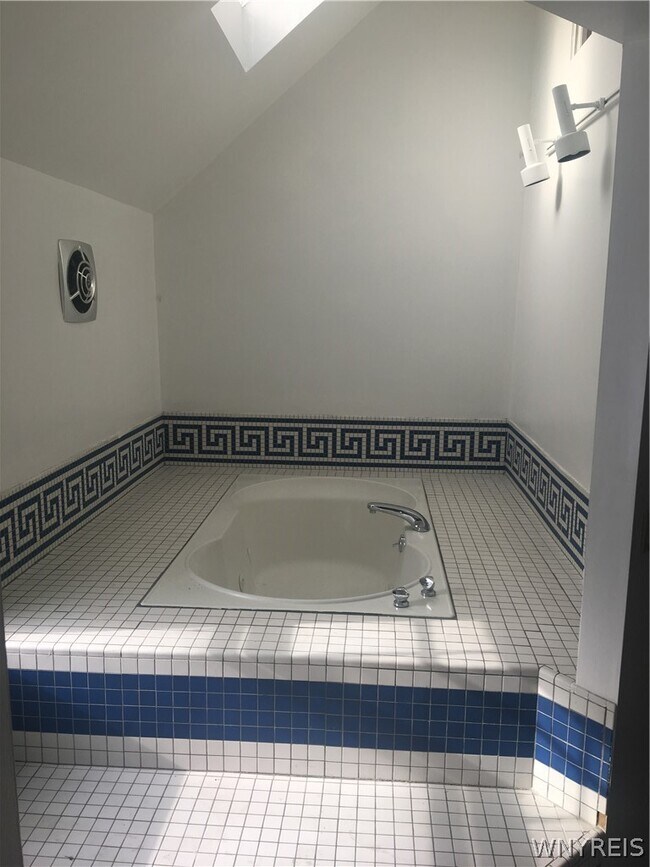 Building Photo - 419 Richmond Ave