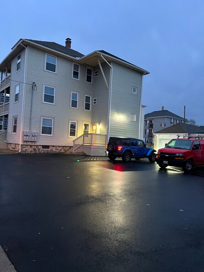 Building Photo - 230 Robinson St