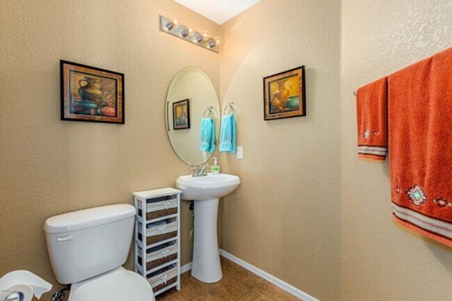 Building Photo - 2 Bedroom, 2.5 Bath Townhome Available NOW!
