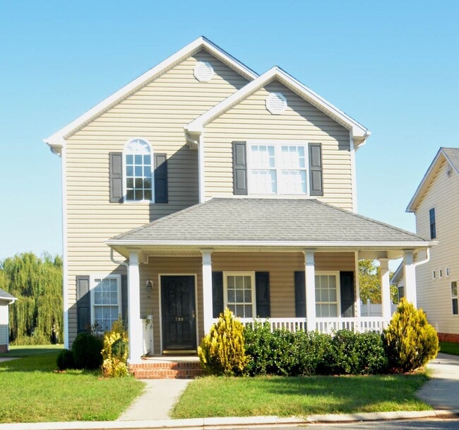 Primary Photo - Live in Wyndhurst!