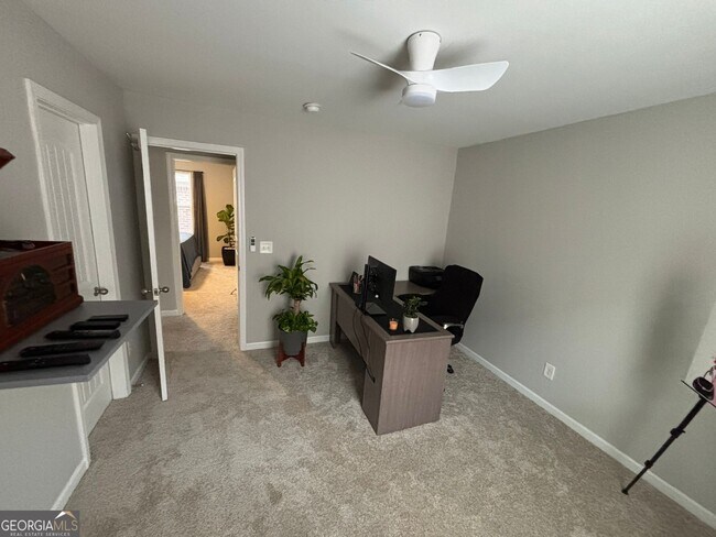 Building Photo - 518 Tulip Ln