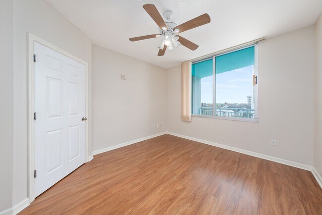 Building Photo - Downtown Orlando One Bedroom with Lake Eola View * * Modernized Waverly Condo
