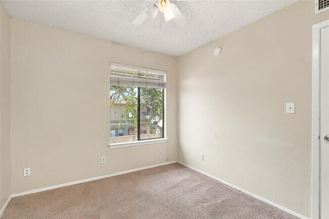 Building Photo - 902 Park Village Cove