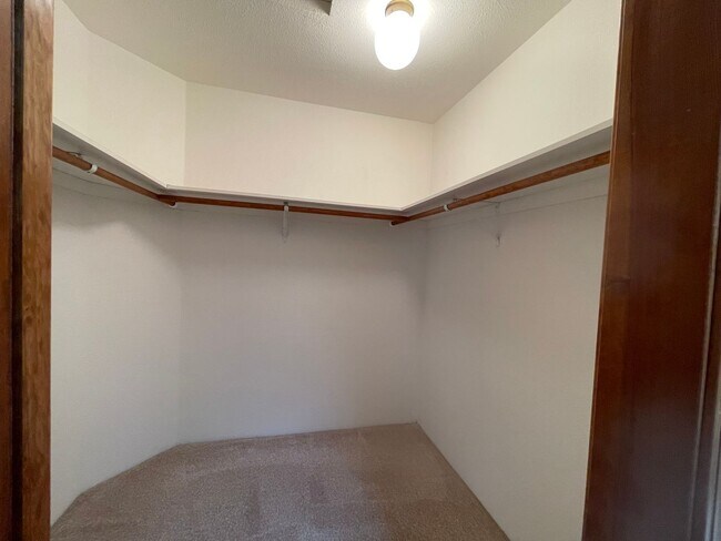 Building Photo - Available Now 3 bedroom 2 bath Hucrest home