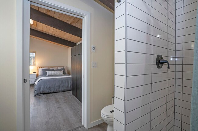 Building Photo - Fully Furnished Bungalow with Studio Living and Scenic Views in Tacoma!