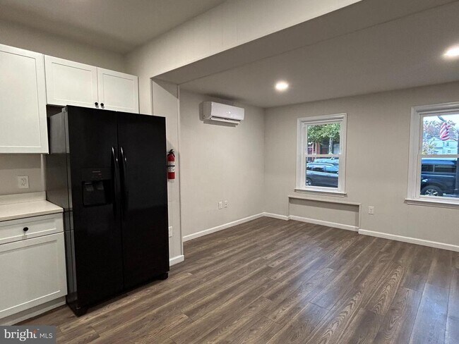 Building Photo - 566 E High St