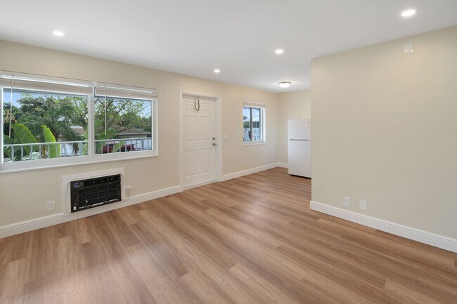 Building Photo - Newly Renovated spacious one bedroom one b...