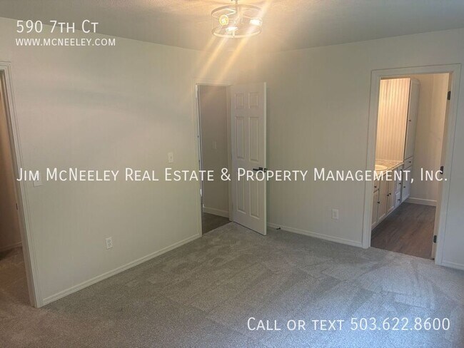 Building Photo - 590 7th Ct