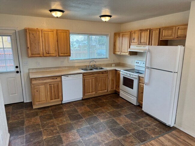 Building Photo - Updated 2 bedroom 1 bathroom house in Springfield!